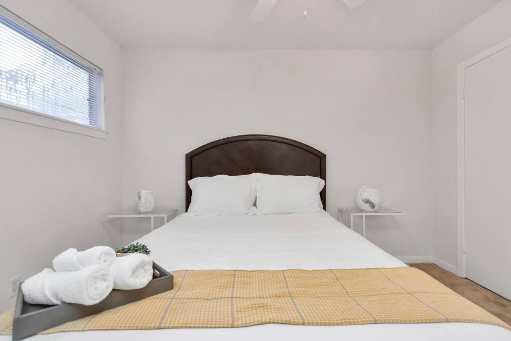 Modern 2 Bedroom Apt In Montrose, Self Check-in Houston