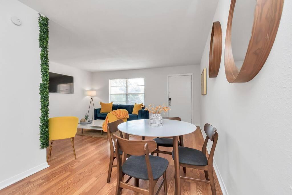 Apartment Modern 2 Bedroom Apt In Montrose, Self Check-in