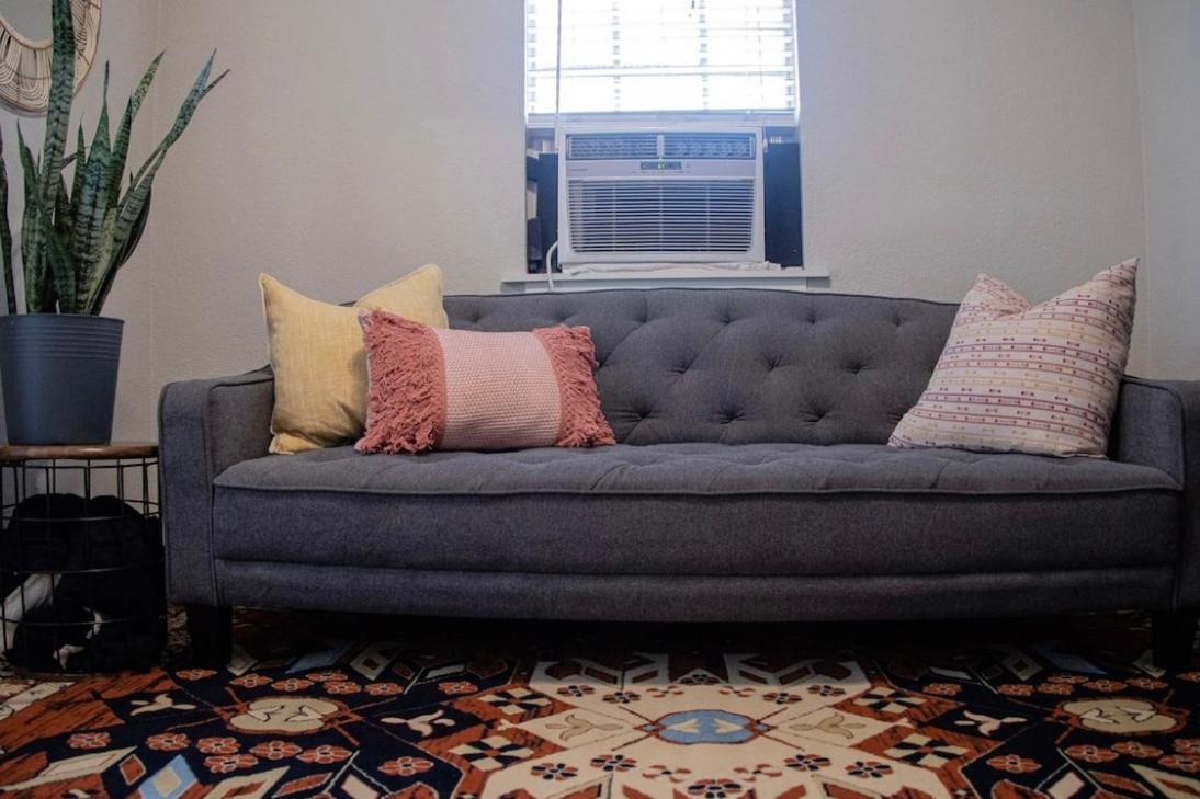 “honeycrisp” 1br King Apartment *