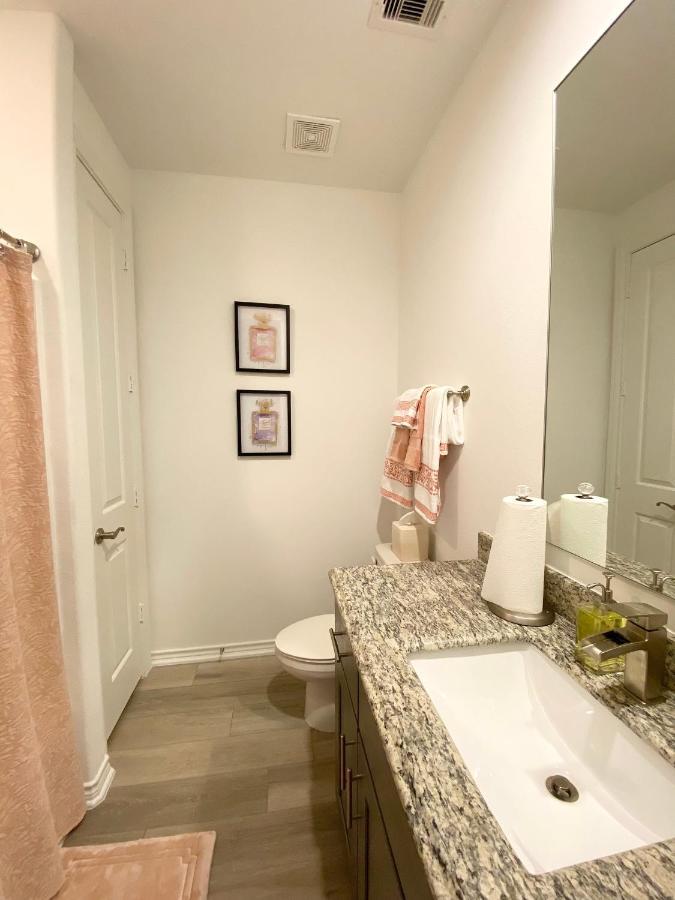 Luxe Three Story Duplex Near Downtown & Med Center *