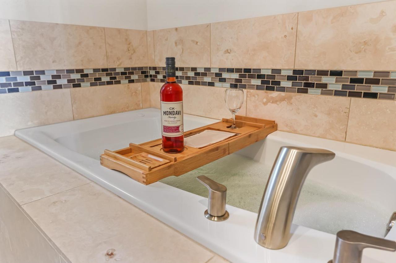 In Style - Mins To Downtown - 5 Beds With Balcony
