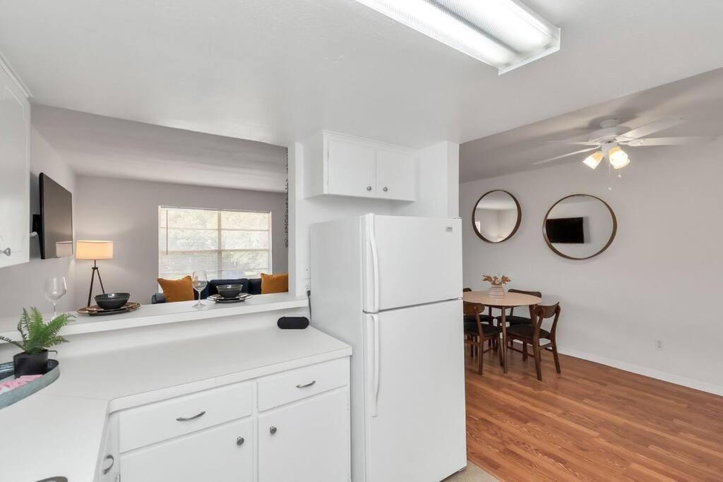 Modern 2 Bedroom Apt In Montrose, Self Check-in *
