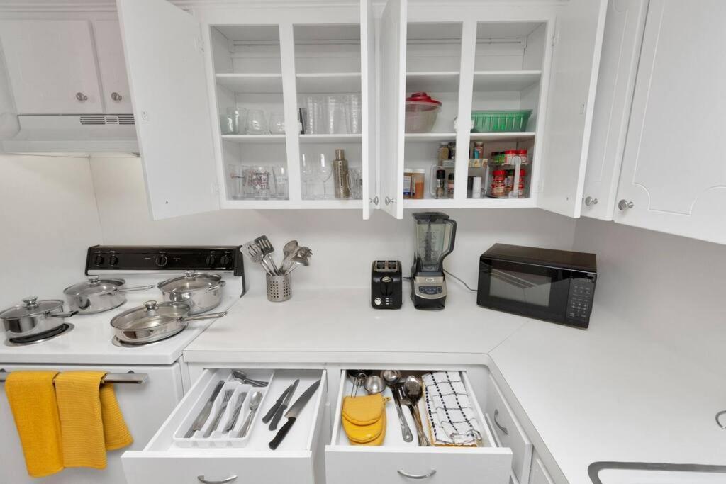 Modern 2 Bedroom Apt In Montrose, Self Check-in Apartment