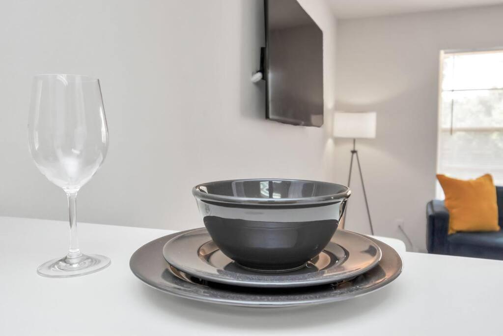 Modern 2 Bedroom Apt In Montrose, Self Check-in Apartment Houston