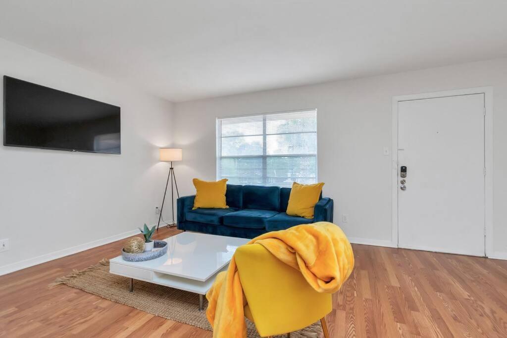 Modern 2 Bedroom Apt In Montrose, Self Check-in