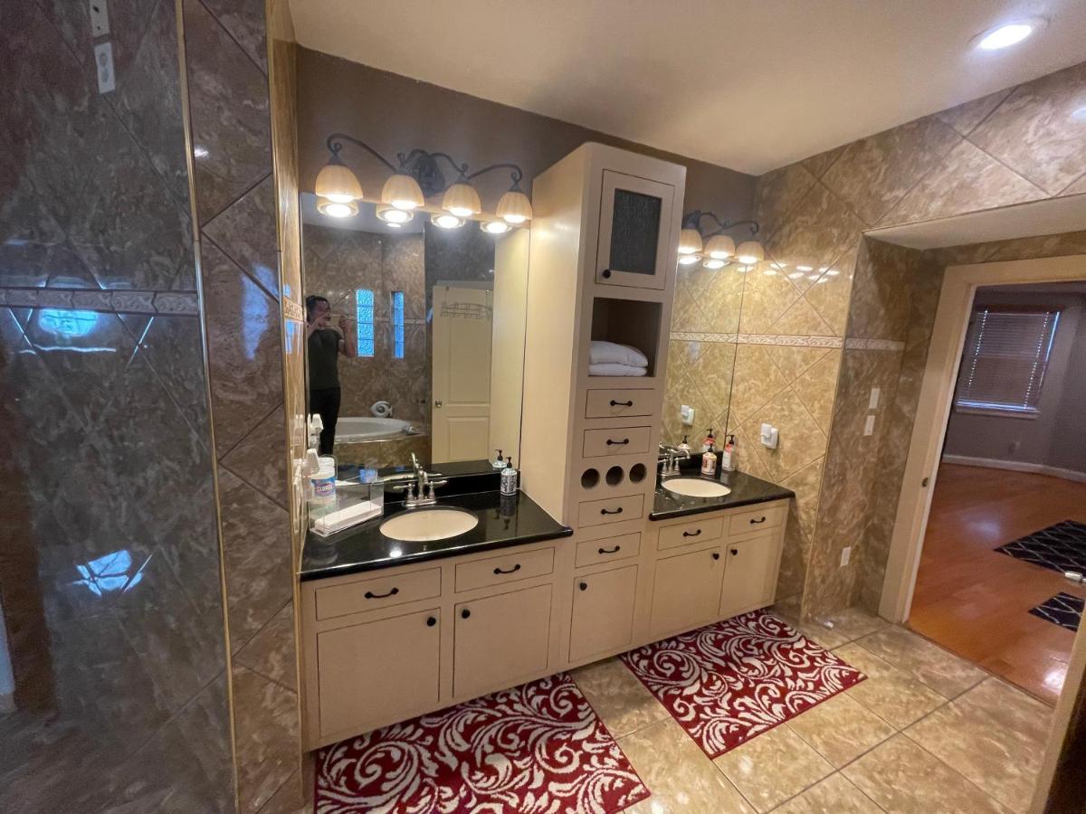 Luxuria Mini-mansion Near Downtown