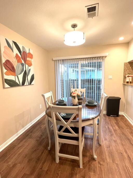 Lovely 2 Bedroom/2 Bath Houston, Heights/galleria Apartment *