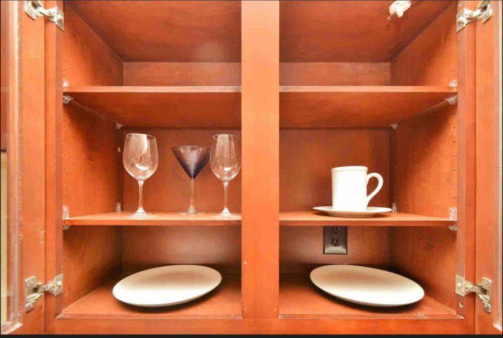 Luxury 1bedroom/pool View/ Galleria W/study Desk Apartment *
