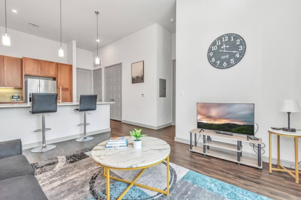 Apartment Penthouse Copy Astros-oasis-in-houston-wit-skyline-view 1bedroom Unit Houston