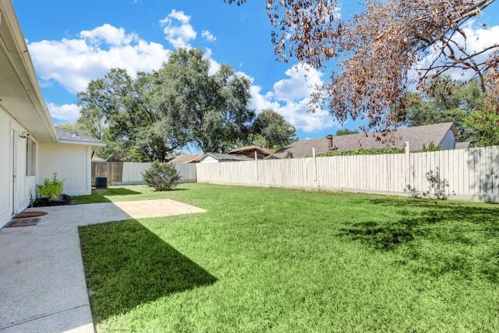 Cheerful 3 Bedroom In A Quiet Neighborhood. Holiday home *