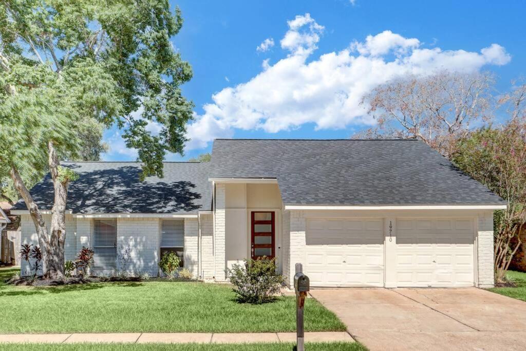 Cheerful 3 Bedroom In A Quiet Neighborhood. *