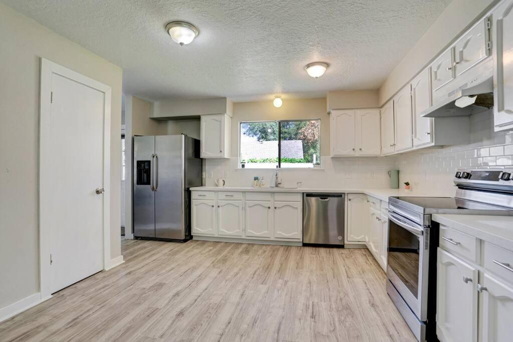 Cheerful 3 Bedroom In A Quiet Neighborhood. Holiday home Houston