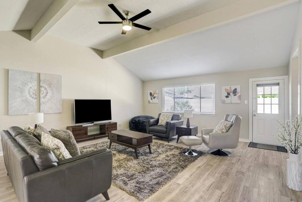 Cheerful 3 Bedroom In A Quiet Neighborhood.