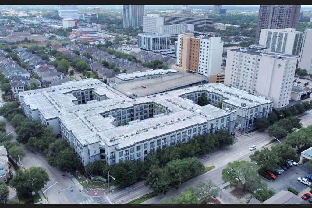 Luxury 1bedroom/pool View/ Galleria W/study Desk * Houston