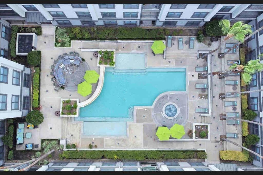 Luxury 1bedroom/pool View/ Galleria W/study Desk Apartment *