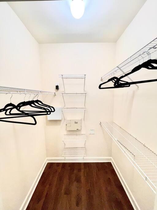 Luxury 1bedroom/pool View/ Galleria W/study Desk Apartment Houston