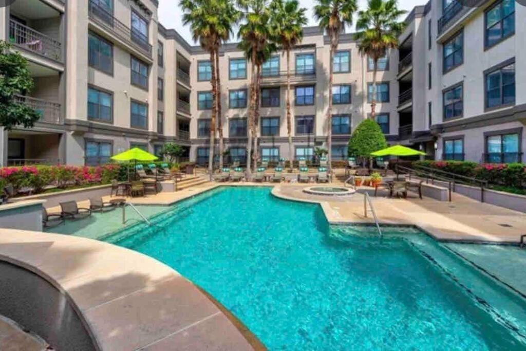 Luxury 1bedroom/pool View/ Galleria W/study Desk Apartment