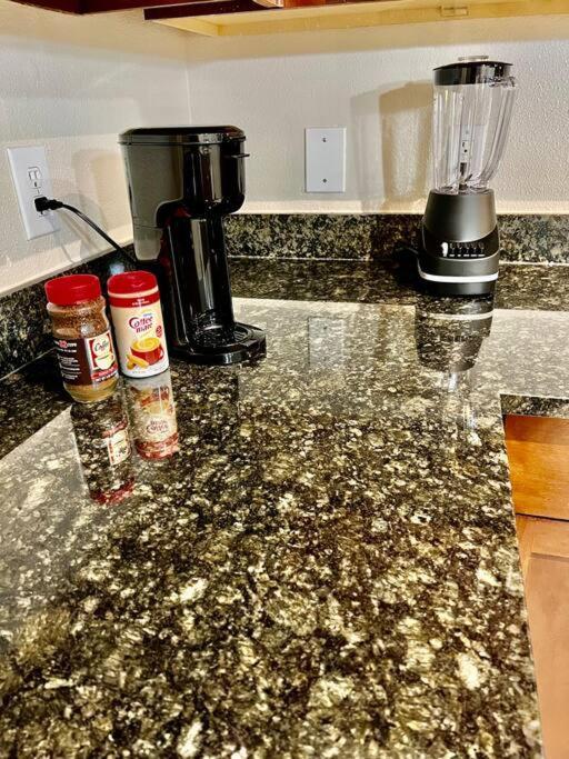 Luxury 1bedroom/pool View/ Galleria W/study Desk Apartment *