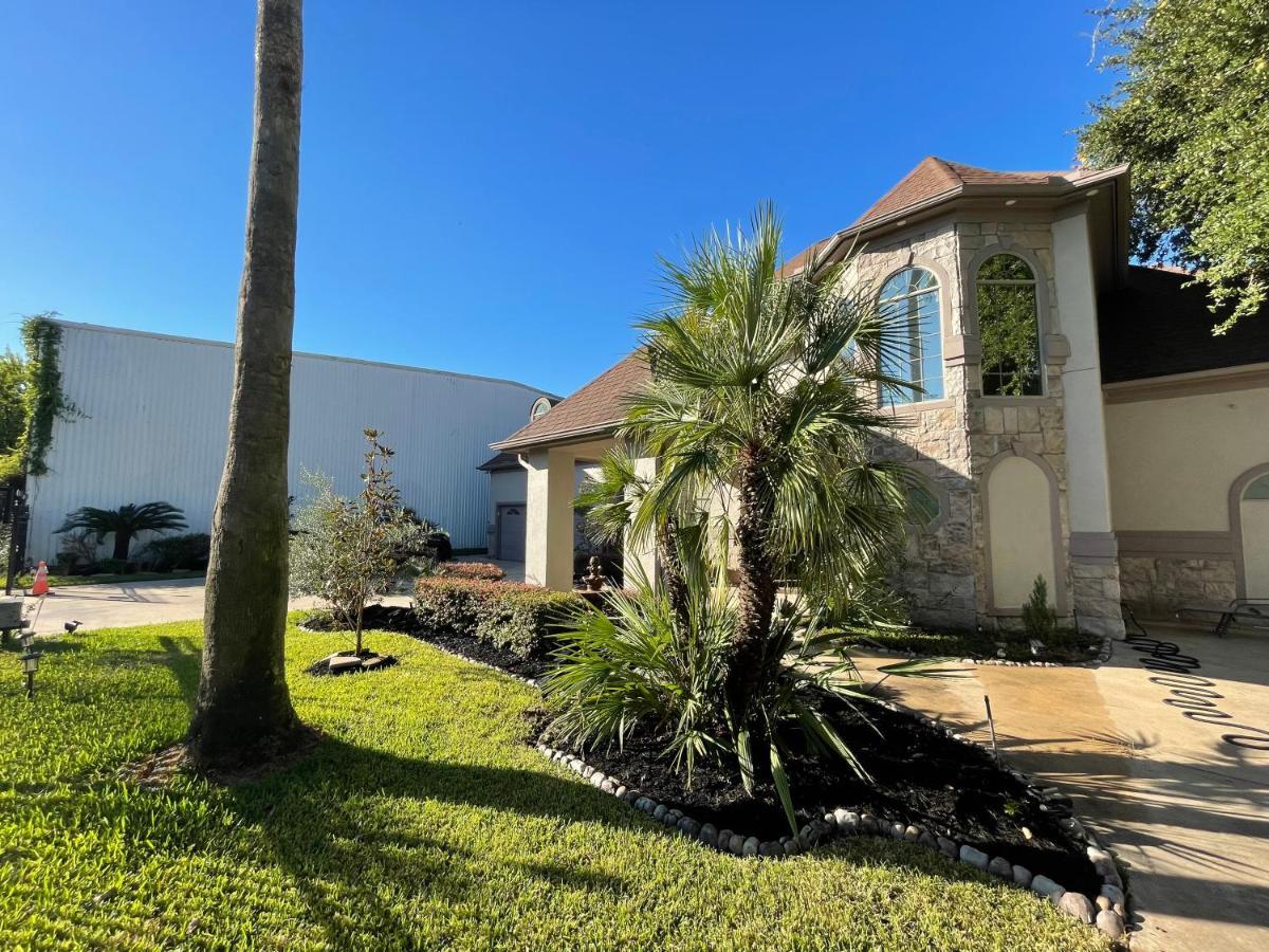 Luxuria Mini-mansion Near Downtown