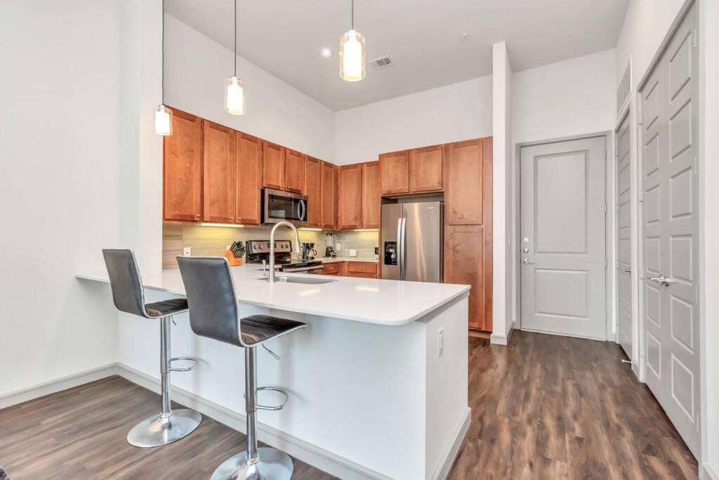 Apartment Penthouse Copy Astros-oasis-in-houston-wit-skyline-view 1bedroom Unit *