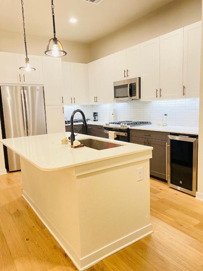 Lux 1-bedroom W/highrise Pool And View In Downtown Houston