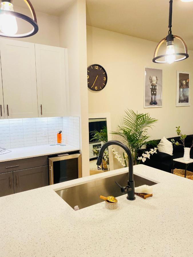 Lux 1-bedroom W/highrise Pool And View In Downtown Houston