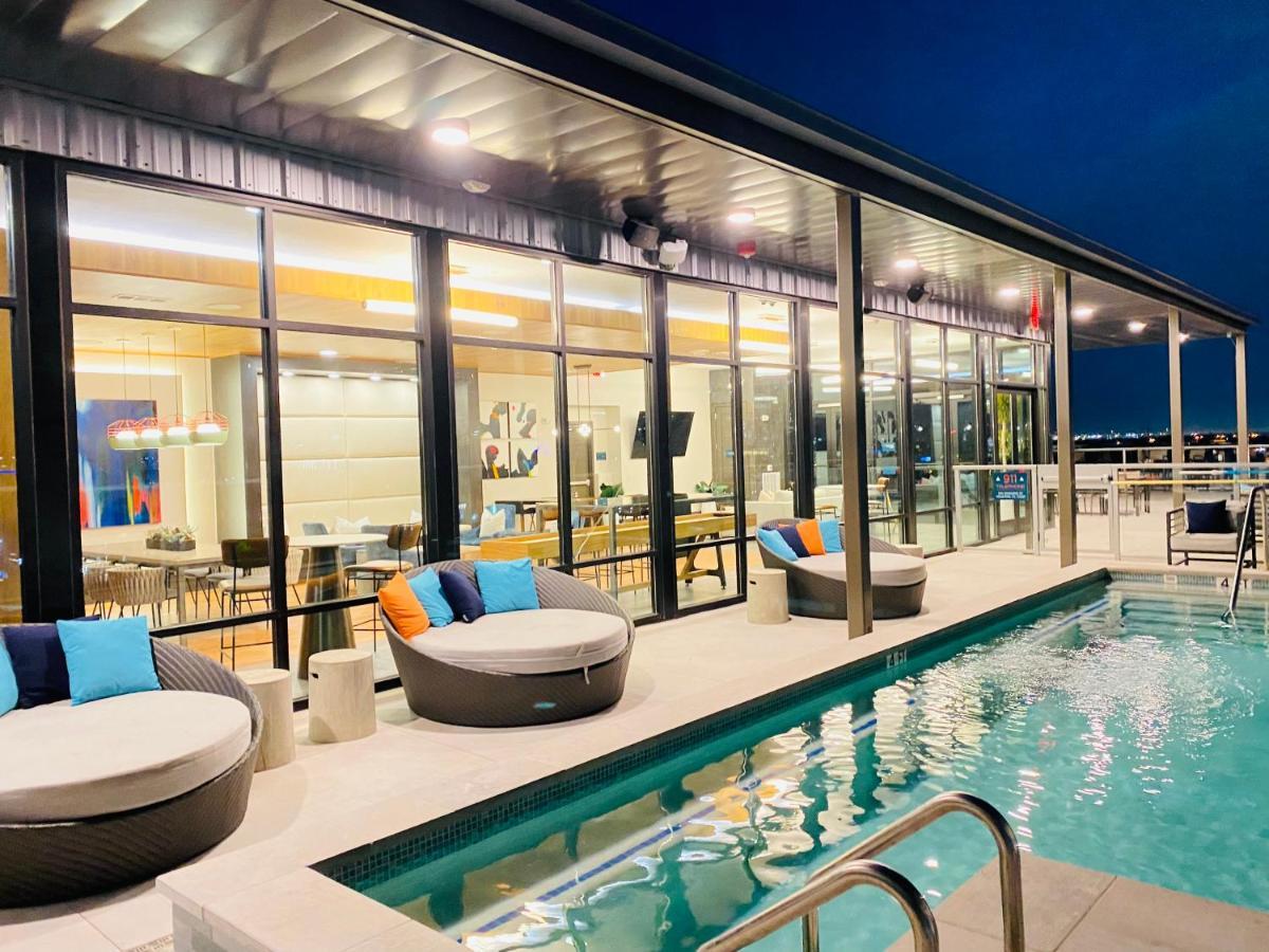 Lux 1-bedroom W/highrise Pool And View In Downtown Apartment