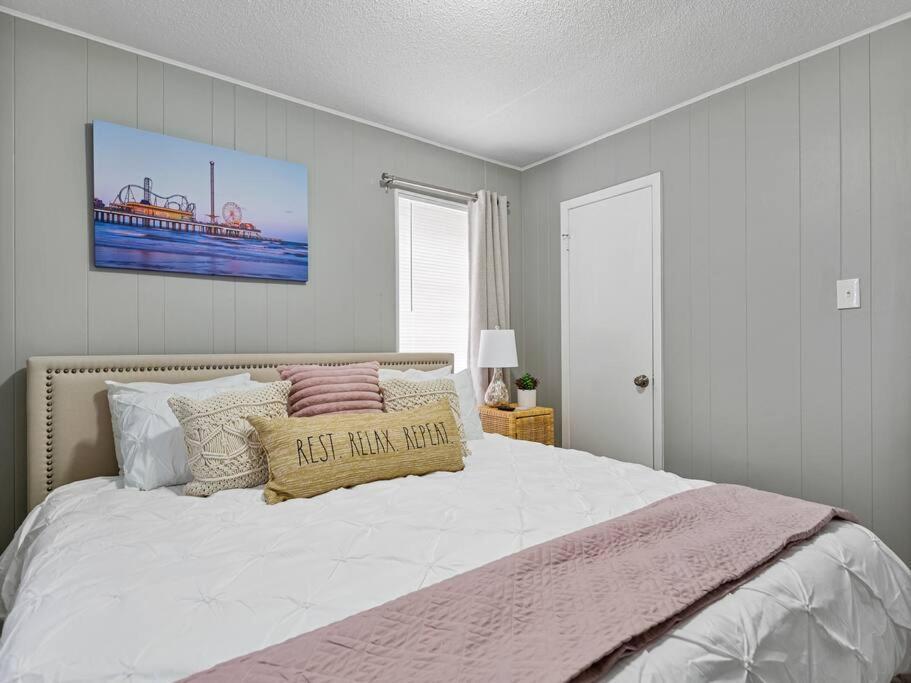 Heirs Living : Amethyst - Near Downtown . Medical Centers . 3 Tvs . Pet Friendly . Kind Beds Apartment *