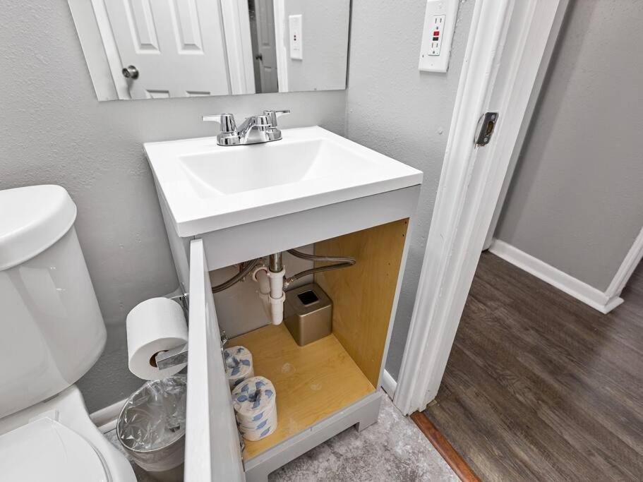 Apartment Heirs Living : Amethyst - Near Downtown . Medical Centers . 3 Tvs . Pet Friendly . Kind Beds
