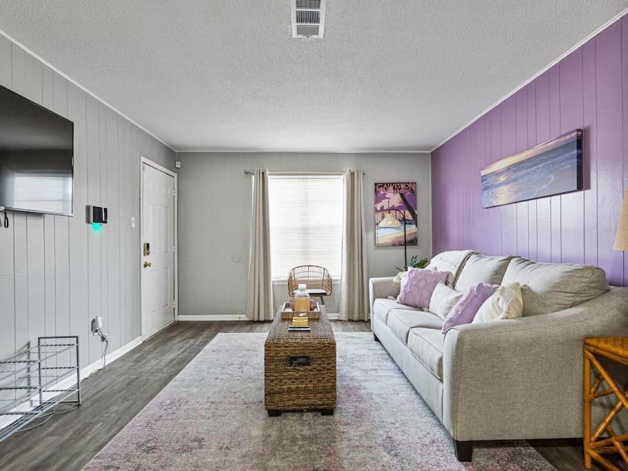 Heirs Living : Amethyst - Near Downtown . Medical Centers . 3 Tvs . Pet Friendly . Kind Beds