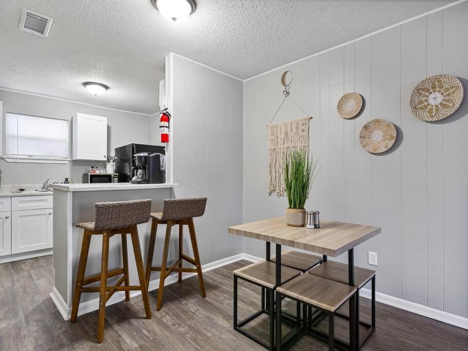 Heirs Living : Amethyst - Near Downtown . Medical Centers . 3 Tvs . Pet Friendly . Kind Beds