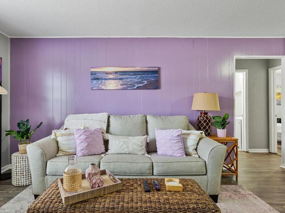 Apartment Heirs Living : Amethyst - Near Downtown . Medical Centers . 3 Tvs . Pet Friendly . Kind Beds *
