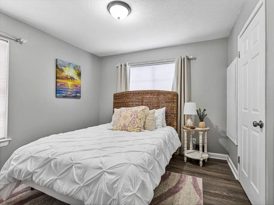 Heirs Living : Amethyst - Near Downtown . Medical Centers . 3 Tvs . Pet Friendly . Kind Beds * Houston