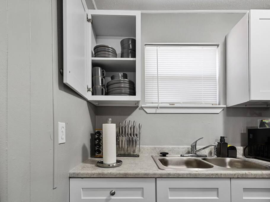 Heirs Living : Amethyst - Near Downtown . Medical Centers . 3 Tvs . Pet Friendly . Kind Beds Apartment *