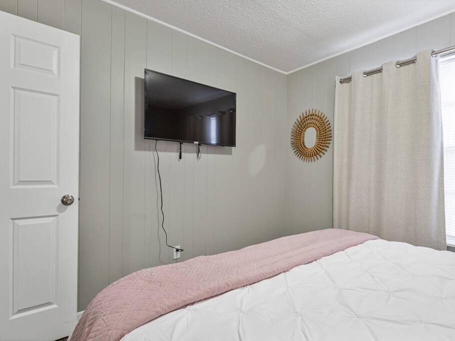 Heirs Living : Amethyst - Near Downtown . Medical Centers . 3 Tvs . Pet Friendly . Kind Beds Houston