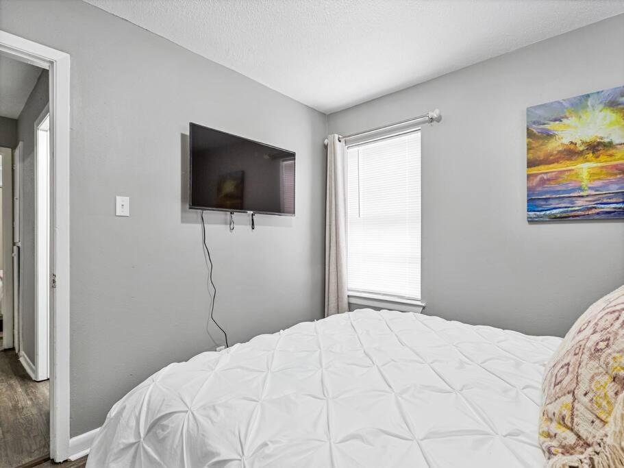 Heirs Living : Amethyst - Near Downtown . Medical Centers . 3 Tvs . Pet Friendly . Kind Beds Houston