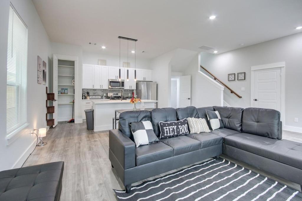 New Luxurious Double-story Located In Highland Heights Holiday home