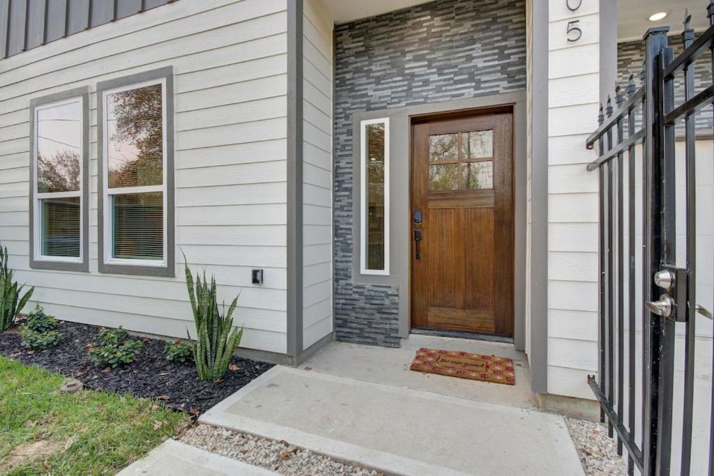 New Luxurious Double-story Located In Highland Heights Holiday home