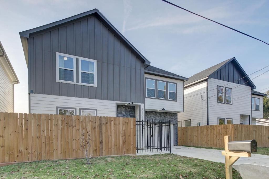 Holiday home New Luxurious Double-story Located In Highland Heights Houston