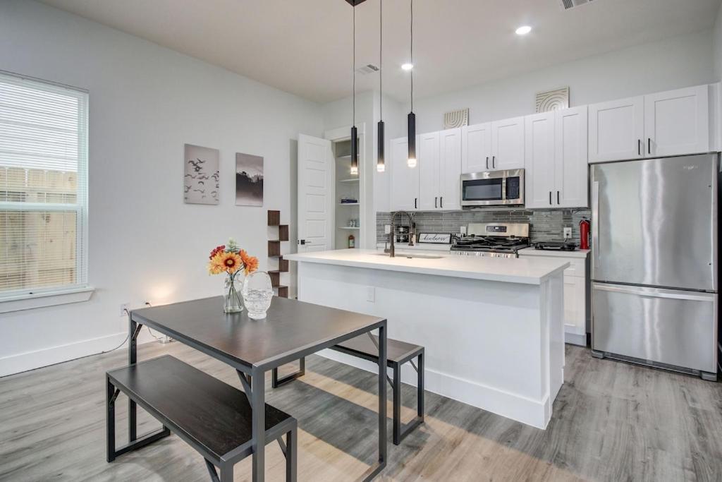 New Luxurious Double-story Located In Highland Heights Holiday home *