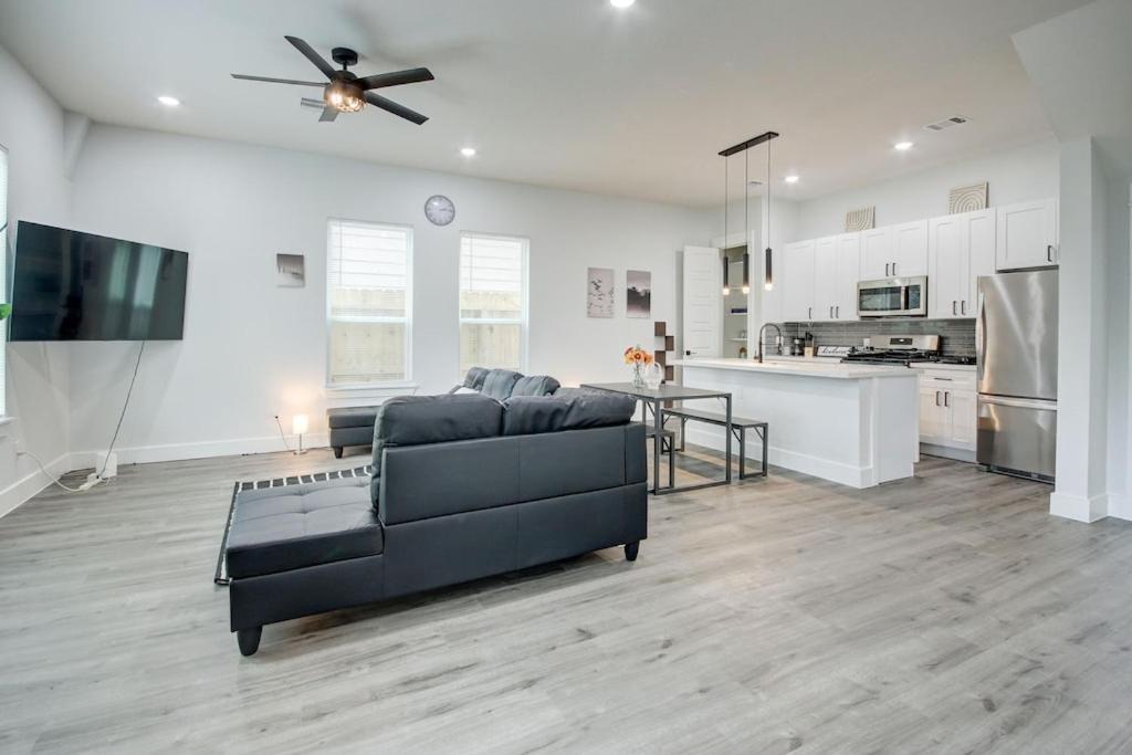 New Luxurious Double-story Located In Highland Heights Houston