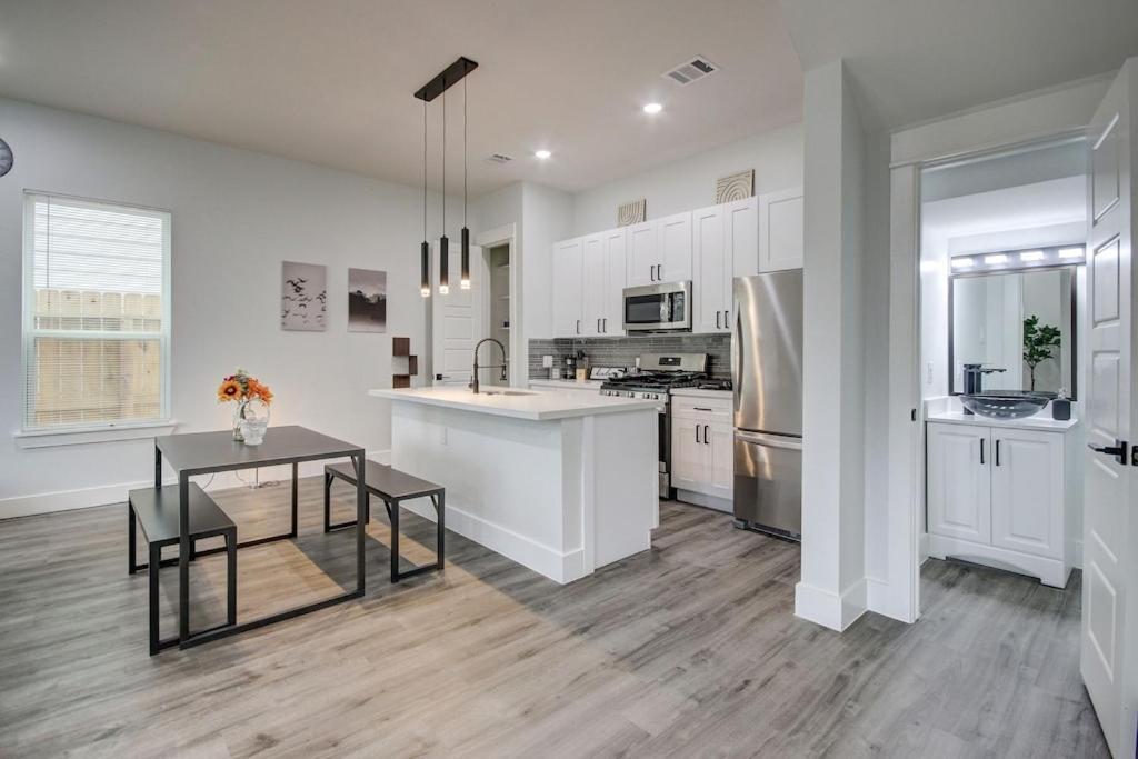 New Luxurious Double-story Located In Highland Heights Holiday home *