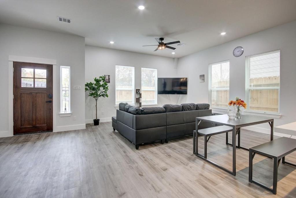 New Luxurious Double-story Located In Highland Heights * Houston