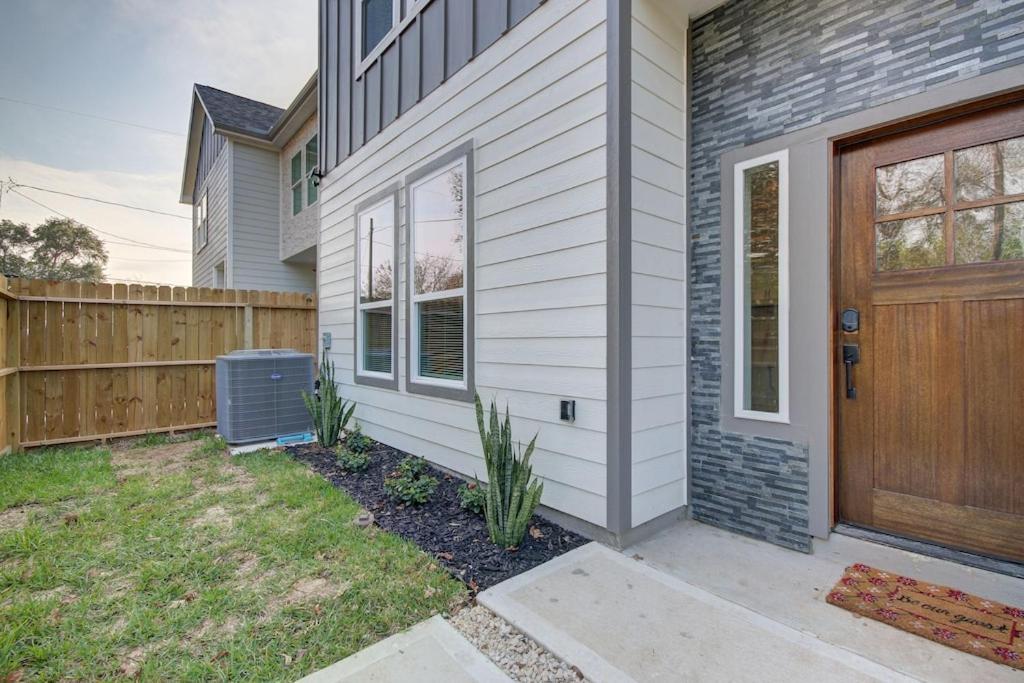 New Luxurious Double-story Located In Highland Heights Holiday home *