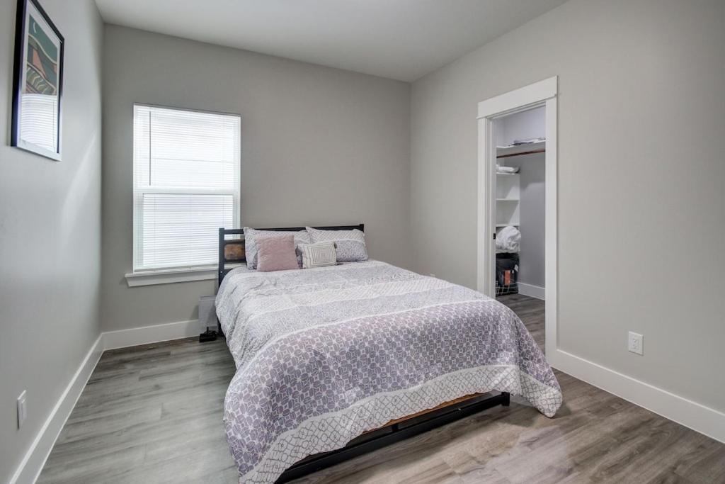 New Luxurious Double-story Located In Highland Heights *