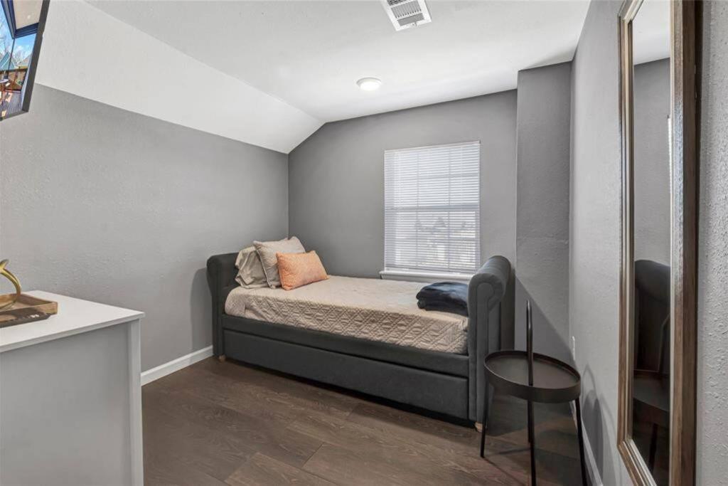 Apartment Super Cozy 2 Bedroom With Fast Wifi And Queen Bed Close To Downtown Houston!!