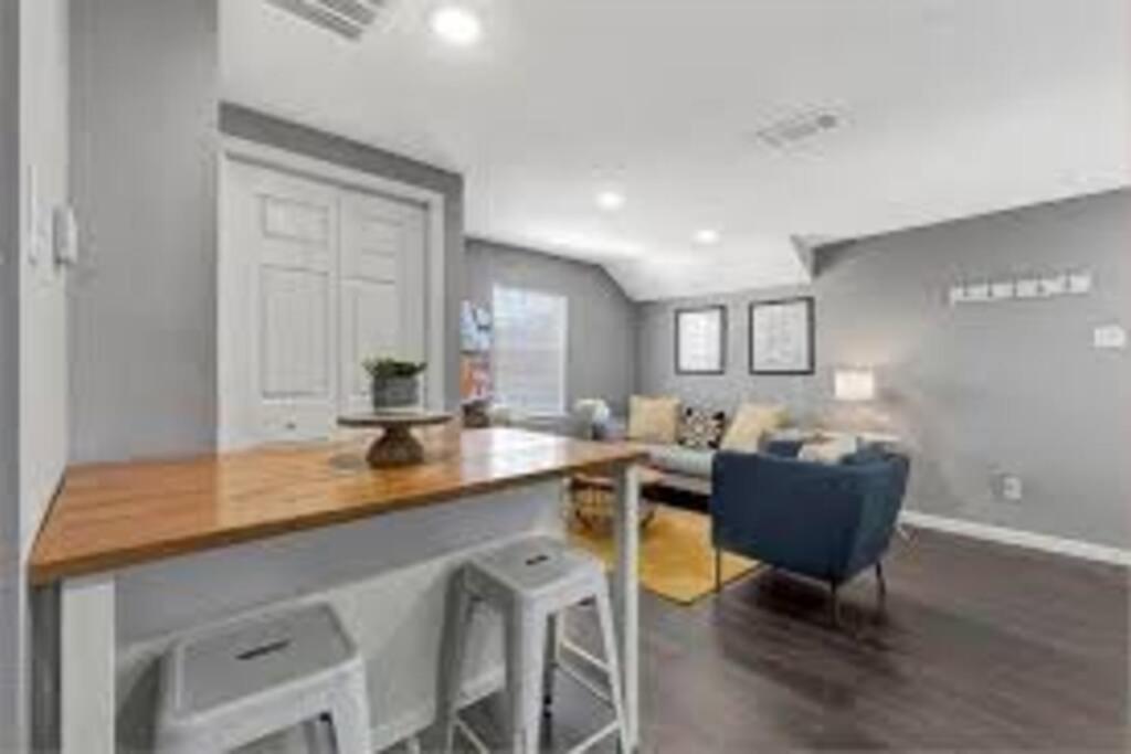 Super Cozy 2 Bedroom With Fast Wifi And Queen Bed Close To Downtown Houston!! *
