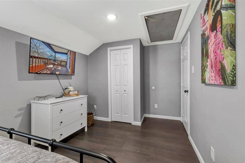 Super Cozy 2 Bedroom With Fast Wifi And Queen Bed Close To Downtown Houston!! *