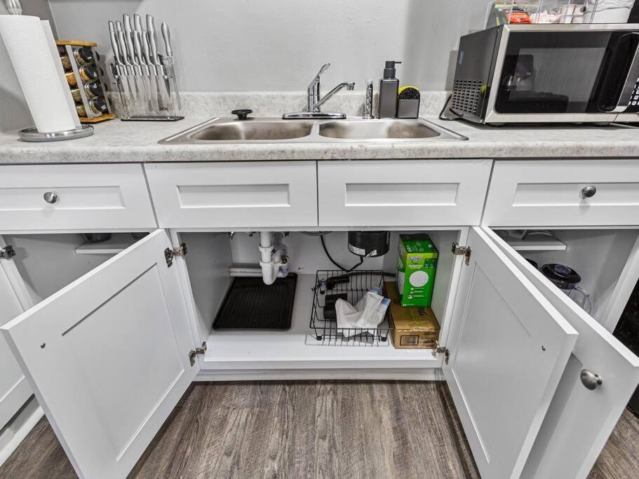 Heirs Living : Amethyst - Near Downtown . Medical Centers . 3 Tvs . Pet Friendly . Kind Beds Apartment *