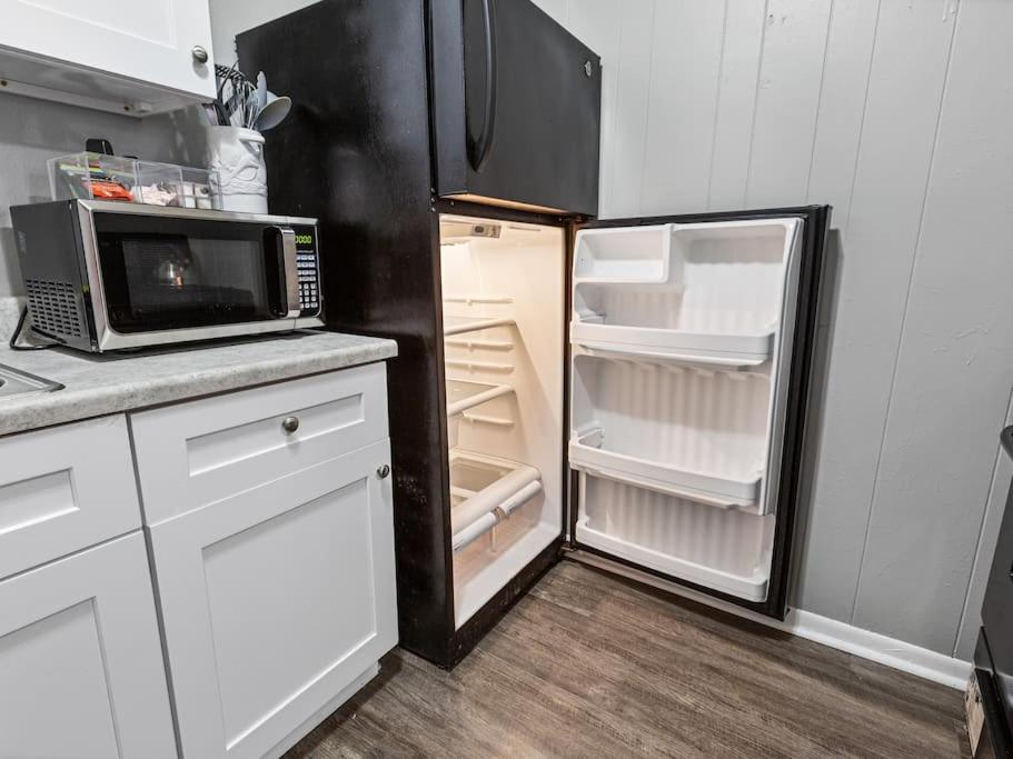 Apartment Heirs Living : Amethyst - Near Downtown . Medical Centers . 3 Tvs . Pet Friendly . Kind Beds *